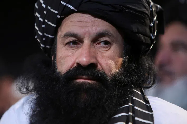 O Ministro de Refugiados e Repatriação do Talibã afegão, Haji Khalil ur Rahman Haqqani, comparece ao aniversário da morte do mulá Mohammad Omar, o falecido líder e fundador do Talibã em Cabul, Afeganistão, 24 de abril de 2022. REUTERS/Ali Khara/Arquivos
