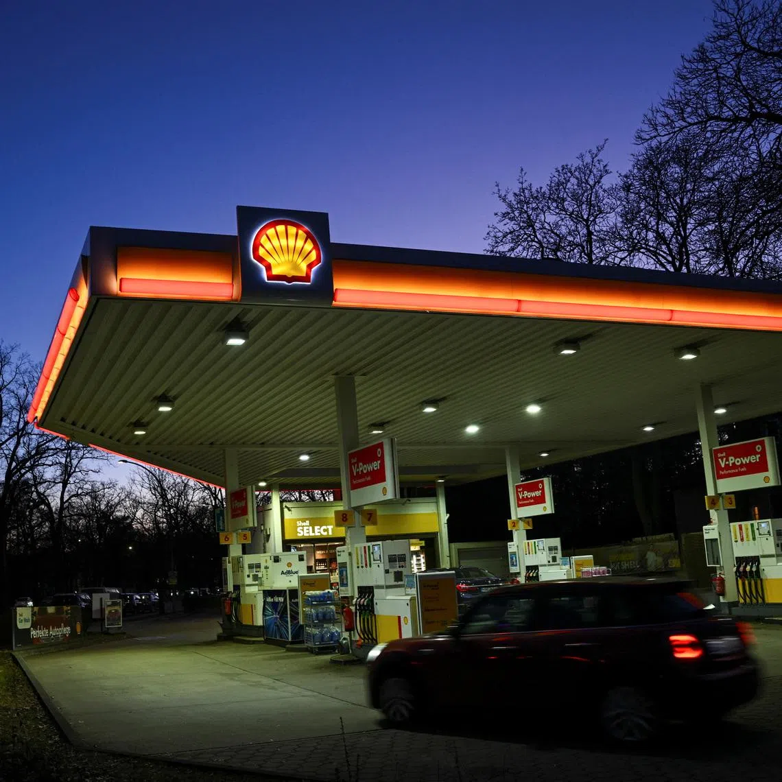 A car drives onto a gas station of the company Shell, amid the U.S.-Israeli conflict with Iran, in Berlin, Germany March 4, 2026. REUTERS/Annegret Hilse