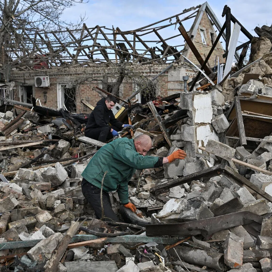 Residents remove debris of a house destroyed by a Russian air strike, amid Russia's attack on Ukraine, on the outskirts of Zaporizhzhia, Ukraine April 9, 2026. REUTERS/Stringer