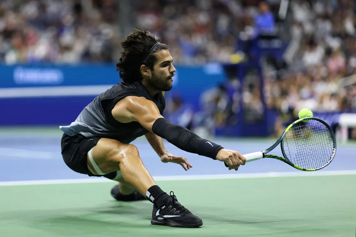 NEW YORK, NEW YORK - SEPTEMBER 08: Carlos Alcaraz of Spain returns a shot against Ben Shelton of the United States during their Men's Singles Quarterfinal match on Day Ten of the 2026 US Open at USTA Billie Jean King National Tennis Center on September 08, 2026 in the Flushing neighborhood of the Queens borough of New York City. Julian Finney/Getty Images/AFP (Photo by JULIAN FINNEY / GETTY IMAGES NORTH AMERICA / Getty Images via AFP)