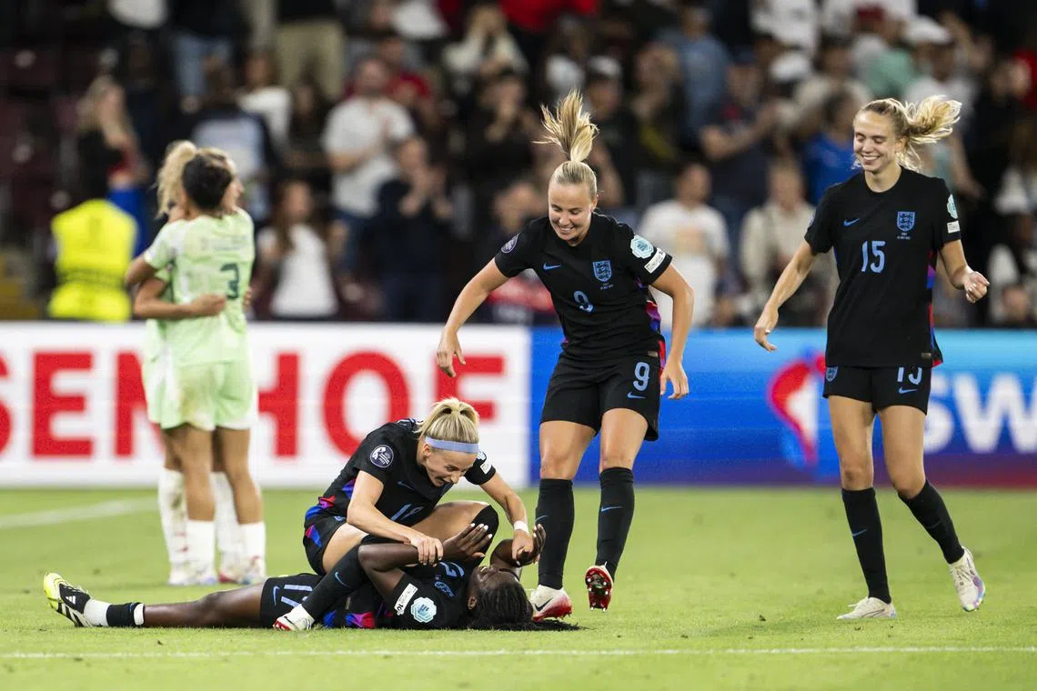 England's Chloe Kelly (top) and Michelle Agyemang (bottom) celebrate with Beth Mead (centre) and Esme Morgan after winning the Women's Euro semi-final against Italy.