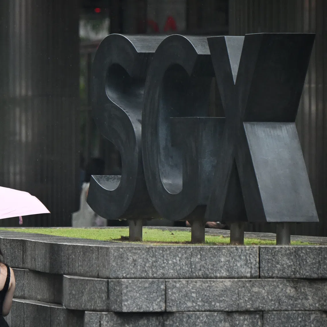 Across the broader market, losers outnumbered gainers 299 to 268, after two billion securities worth $1.4 billion changed hands.
