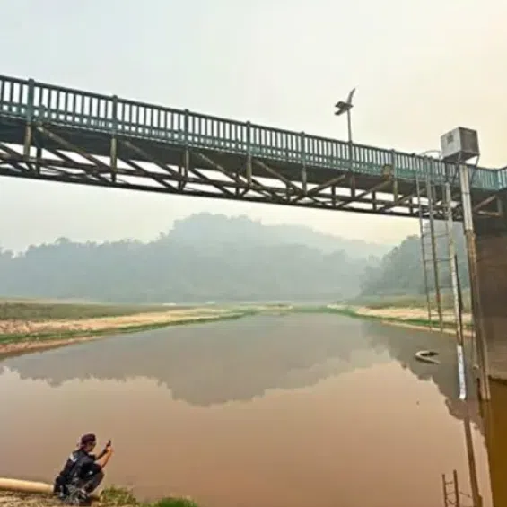 At the water treatment plant in Simunjan the reservoir’s level has dropped to less than a metre after four months with hardly any rain.