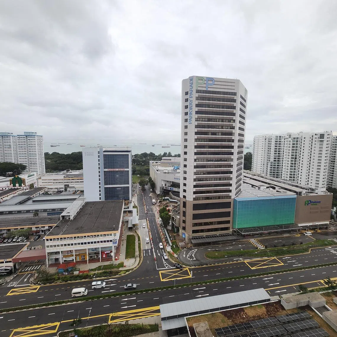 jlmall - Costruction of a sheltered linkway from Marine Parade MRT to Parkway Parade is ongoing and targeted to complete by 2027.

Photos by: Joyce Lim