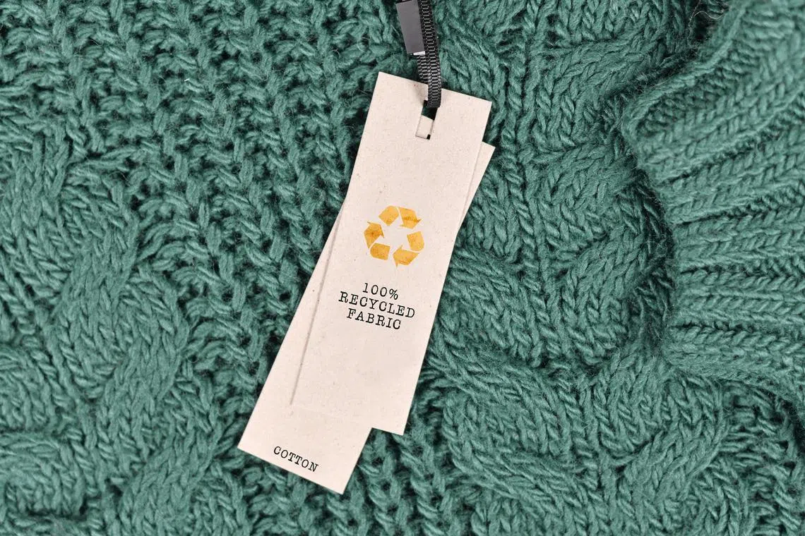 acgreen17-ol - Cotton fabric with label saying '100% recycled fabric'