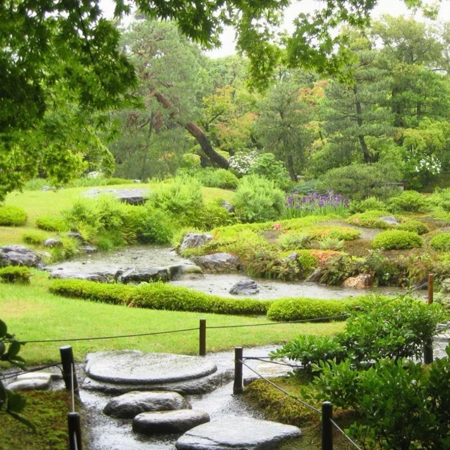 Go on a rickshaw ride through Higashiyama’s back alleys and explore the serene Murin-an garden villa.