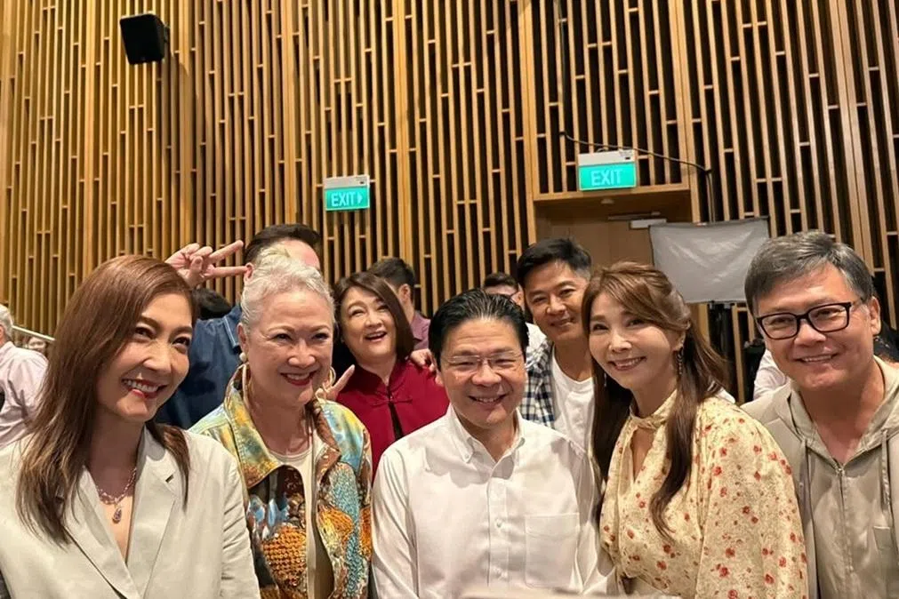 Chen Xiuhuan (second from right) posted a photo with PM Lawrence Wong (middle) and (from left) Huang Biren, Hong Huifang and Wang Yuqing. Behind them are Chen Liping and Li Nanxing. 
