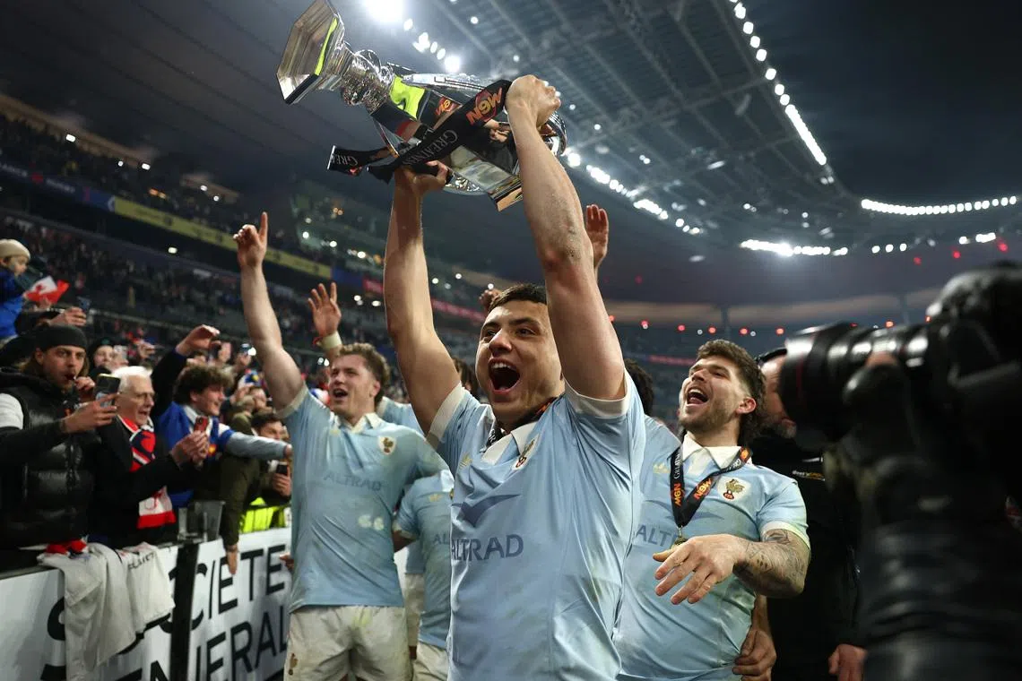 Rugby Union - Six Nations Championship - France v England - Stade de France, Saint-Denis, France - March 14, 2026 France's Louis Bielle-Biarrey celebrates with the Six Nations trophy with teammates after winning the Championship REUTERS/Gonzalo Fuentes