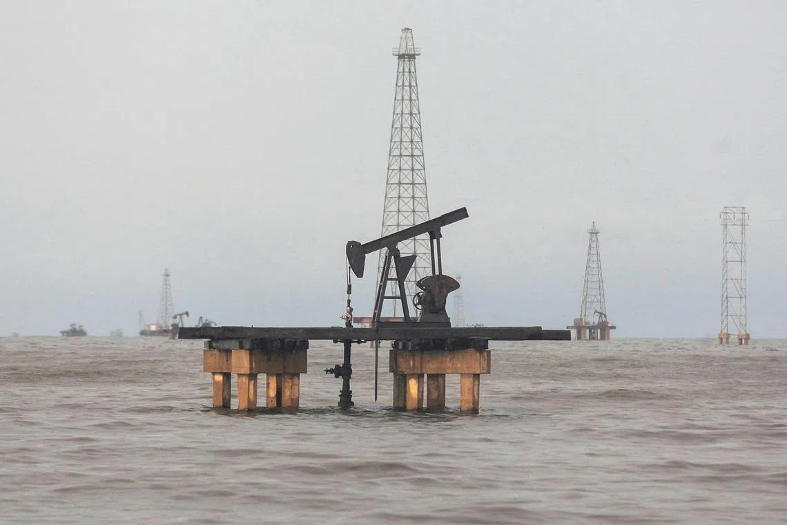 FILE PHOTO: An oil rig is seen on Lake Maracaibo, in Cabimas, Venezuela October 14, 2022. REUTERS/Issac Urrutia/File Photo