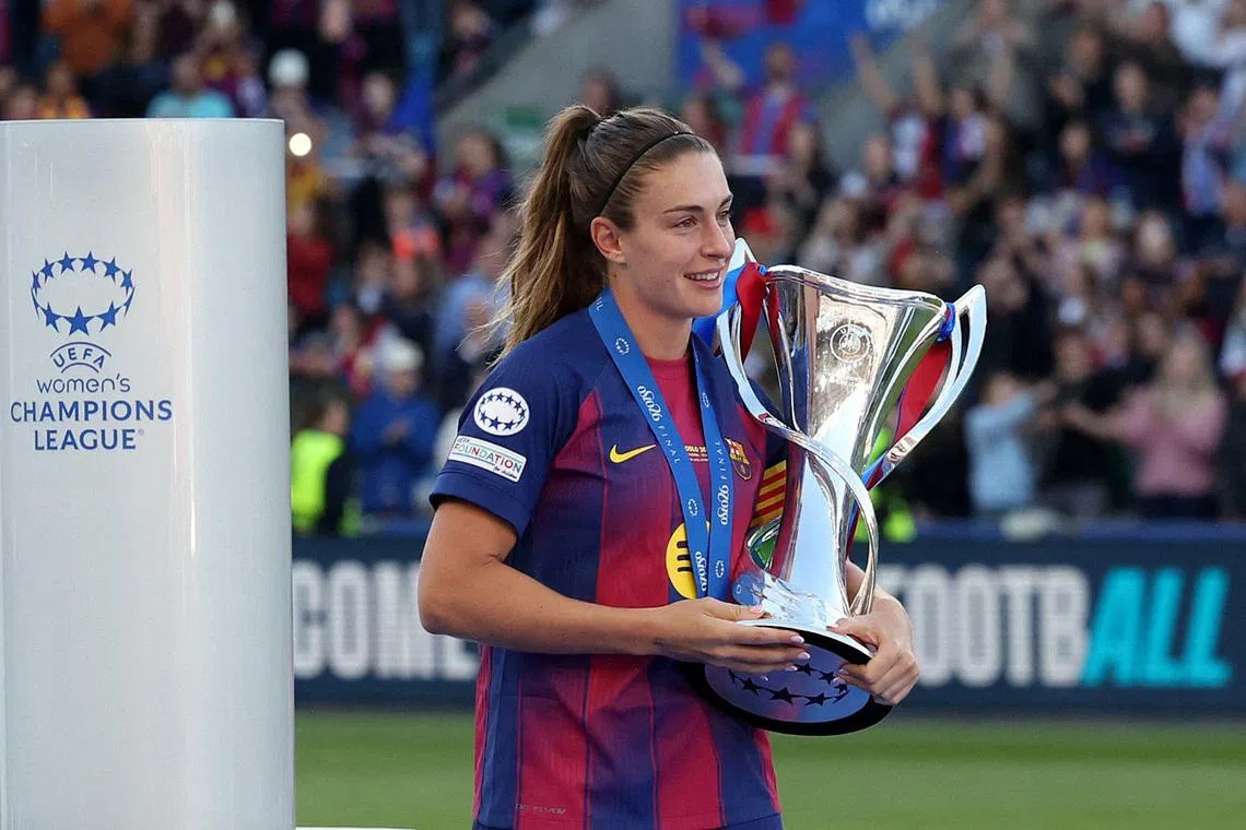 Soccer Football - UEFA Women's Champions League - Final - FC Barcelona v OL Lyonnes - Ullevaal Stadion, Oslo, Norway - May 23, 2026  FC Barcelona's Alexia Putellas carries the UEFA Women's Champions League trophy before the trophy lift REUTERS/Bernadett Szabo
