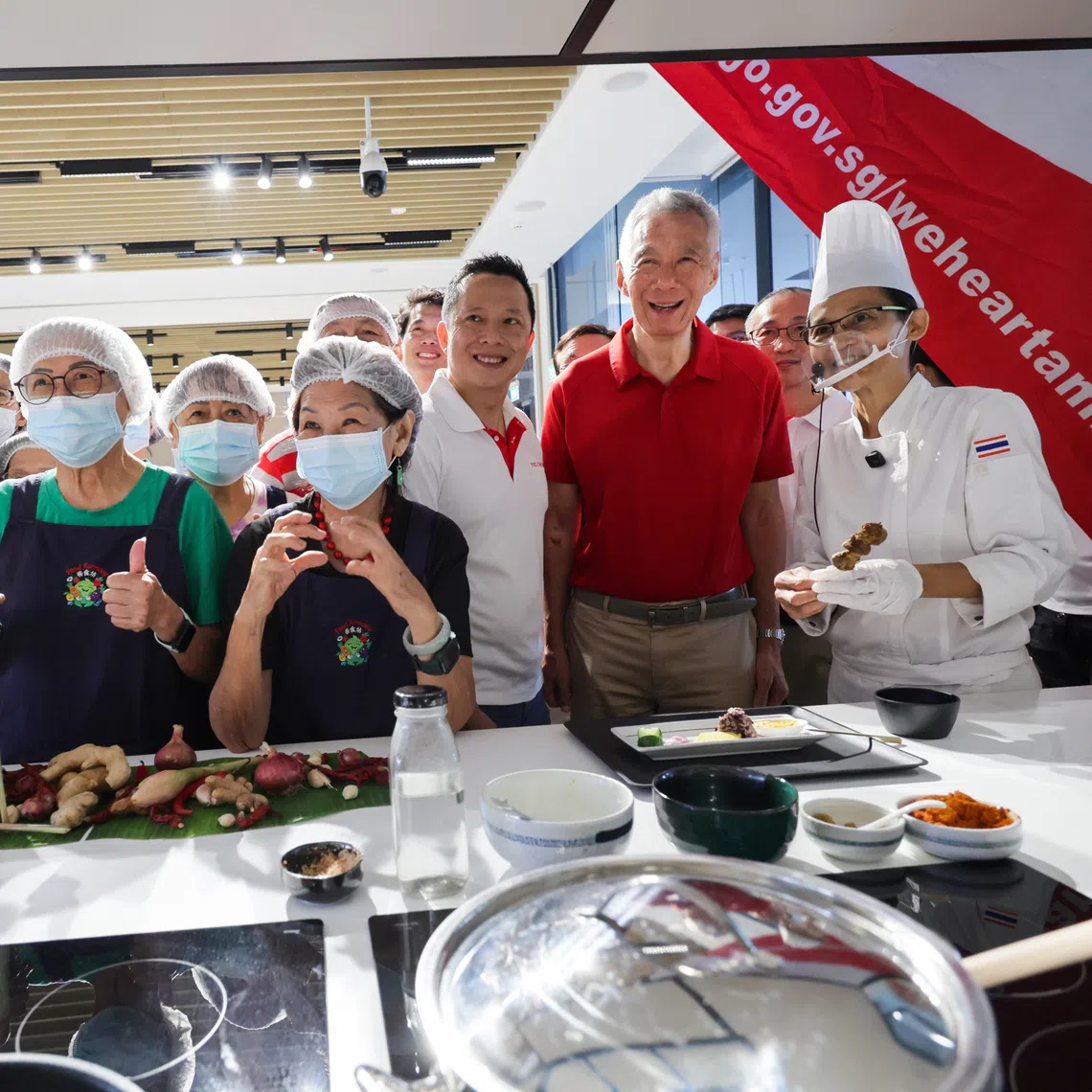 Senior Minister Lee Hsien Loong (second from right) and Yio Chu Kang MP Yip Hon Weng (third from right) touring the revamped culinary studio at the refurbished Yio Chu Kang Community Club on Nov 16.