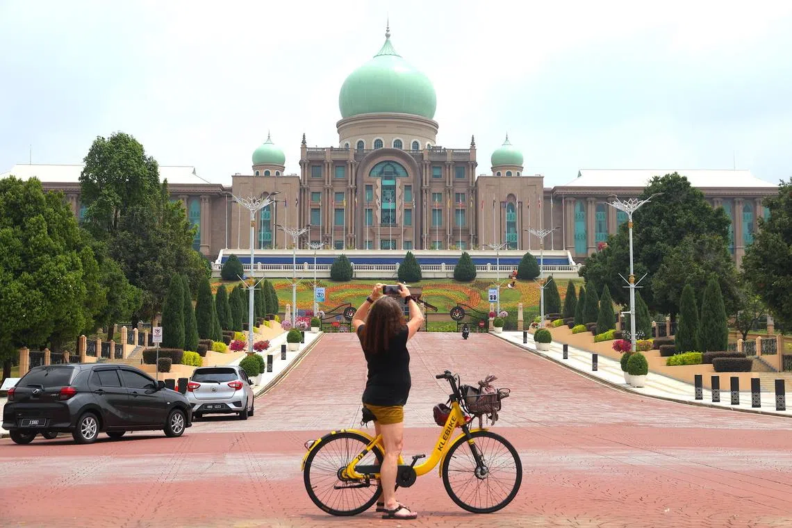 马来西亚澄清在家办公政策仅适用于居住在距离办公室8公里以上的公务员