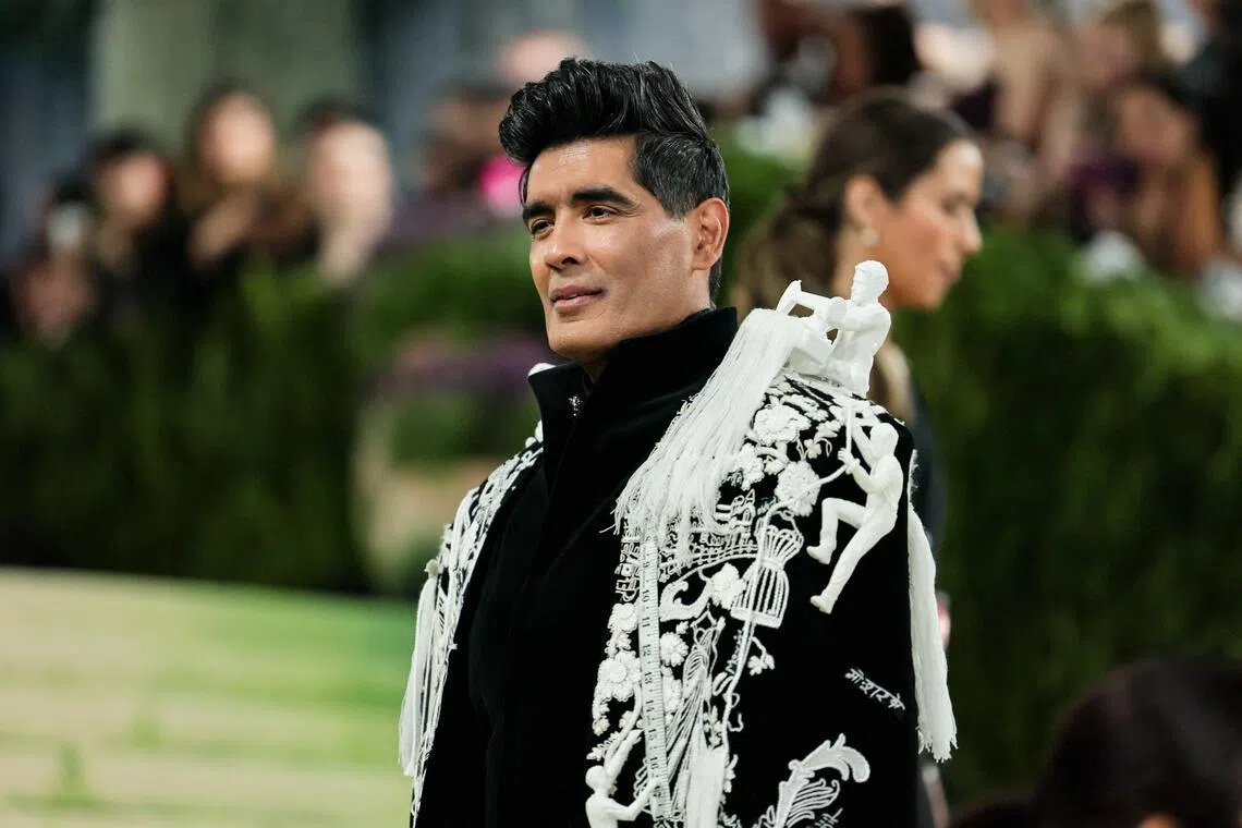 Manish Malhotra pose au met Gala, un gala annuel de collecte de fonds organisé au profit du Metropolitan Museum of Art Costume Institute sur le thème de cette année, « Costume Art », le 4 mai 2026 à New York, New York, États-Unis. Reuters/Daniel Cole