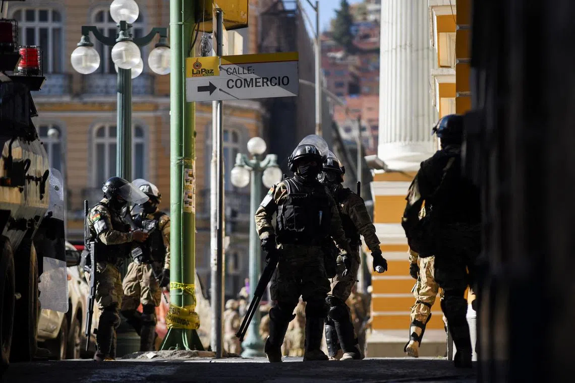 Members of Bolivia's military gather next to a military vehicle as President Luis Arce \"denounced the irregular mobilization\" of some units of the country's army in La Paz, Bolivia, June 26, 2024. REUTERS/Claudia Morales