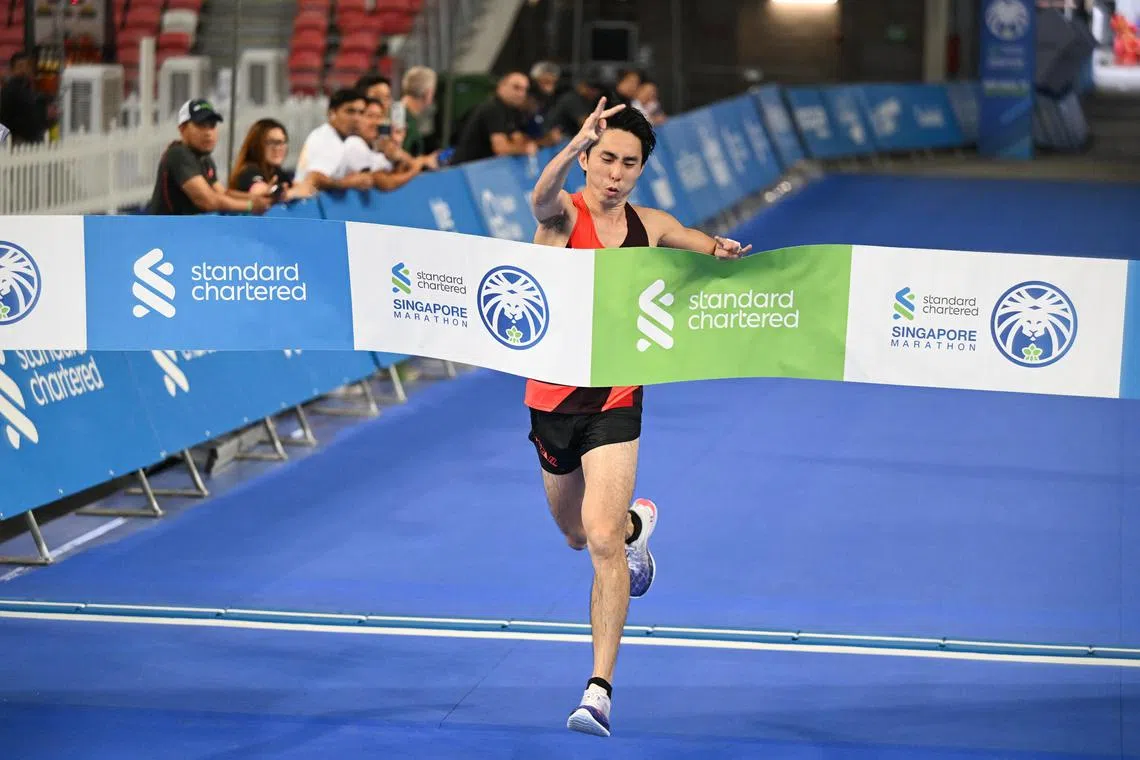 Soh Rui Yong crosses the finish line at the 22nd edition of the Standard Chartered Singapore Marathon (SCSM) on Dec 3.

Standard chartered marathon ; The 22nd edition of the Standard Chartered Singapore Marathon (SCSM), Asia’s leading mass participation run, will return from 1 – 3 December 2023. This year marks its return as a World Athletics Gold Label Race for the first time since the pandemic. The three-day festival, which hosts the International Elite Race and the Singapore National Championship is expected to draw up to 50,000 participants.