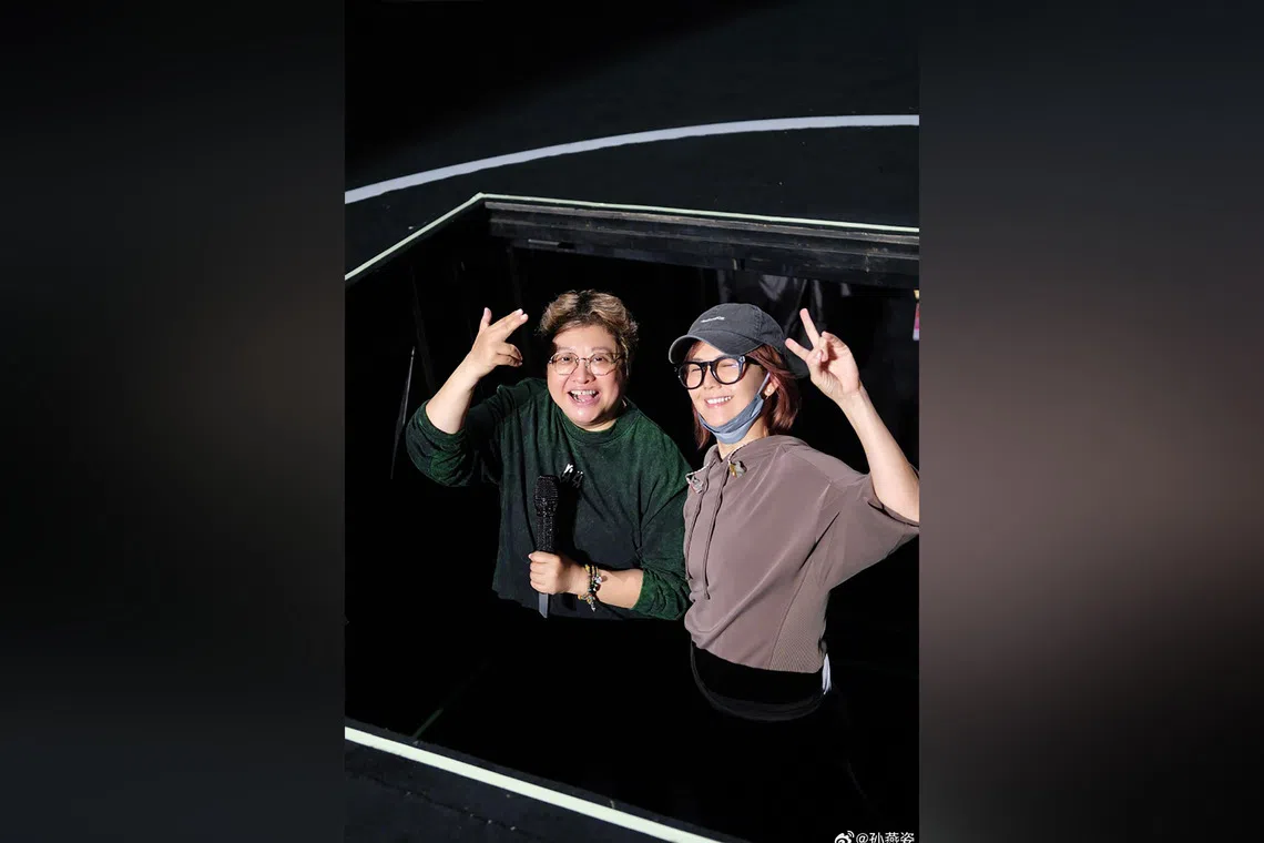 Stefanie Sun (right) was the guest performer at Han Hong's concert on Oct 7.