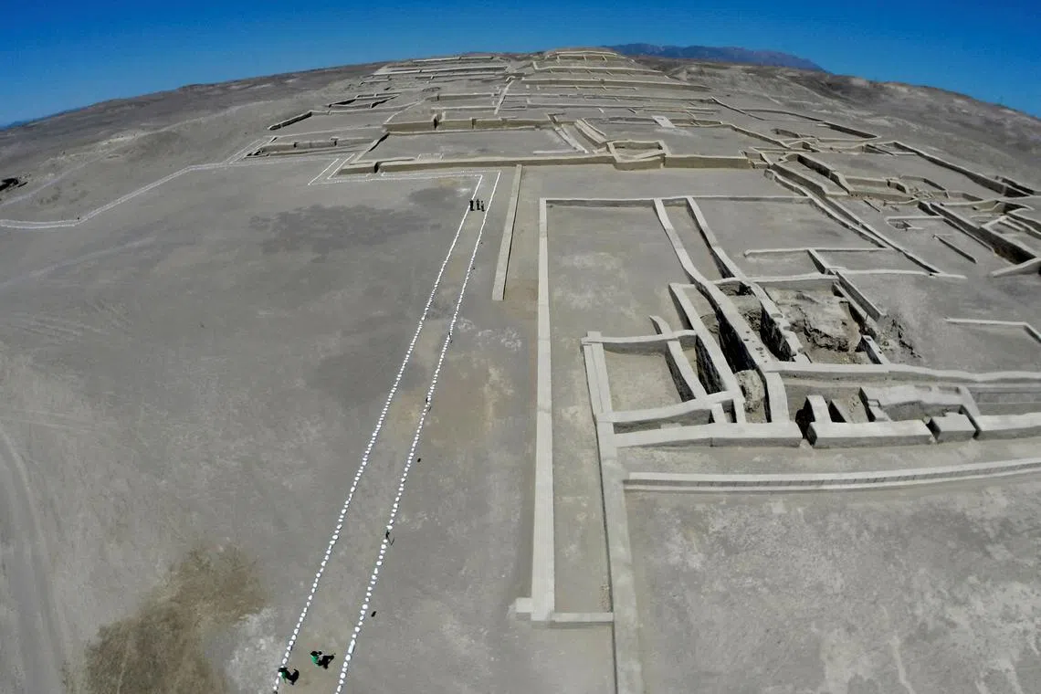 FILE PHOTO: Tourists walk at the Great Pyramid at the Cahuachi Ceremonial Centre in Nazca September 13, 2014.  REUTERS/Guadalupe Pardo/File Photo