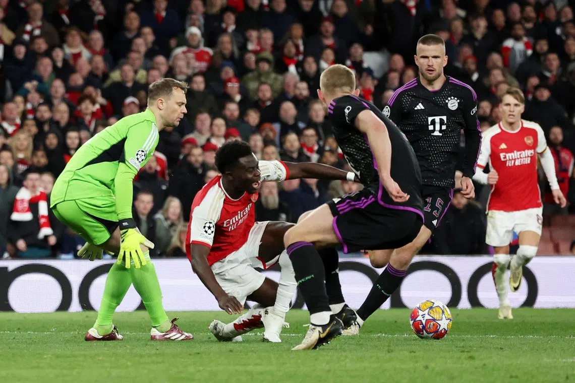 Soccer Football - Champions League - Quarter Final - First Leg - Arsenal v Bayern Munich - Emirates Stadium, London, Britain - April 9, 2024 Bayern Munich's Manuel Neuer in action with Arsenal's Bukayo Saka REUTERS/David Klein