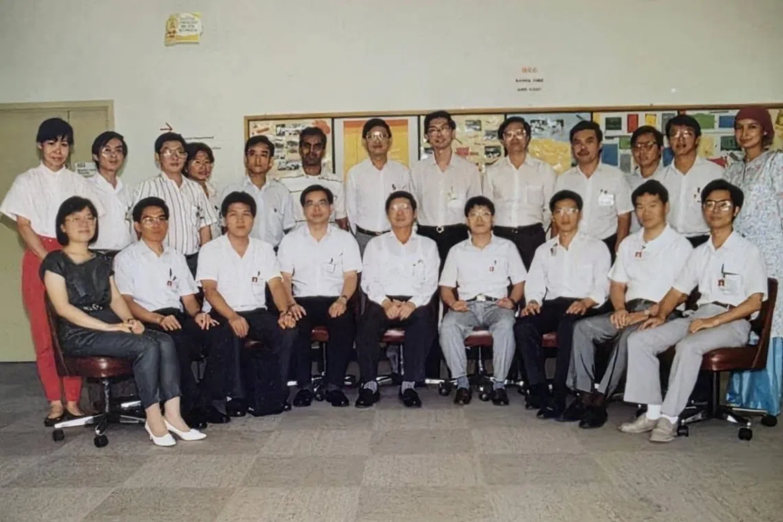 Group photo of Taiwanese engineers with SMRT trainers in 1990