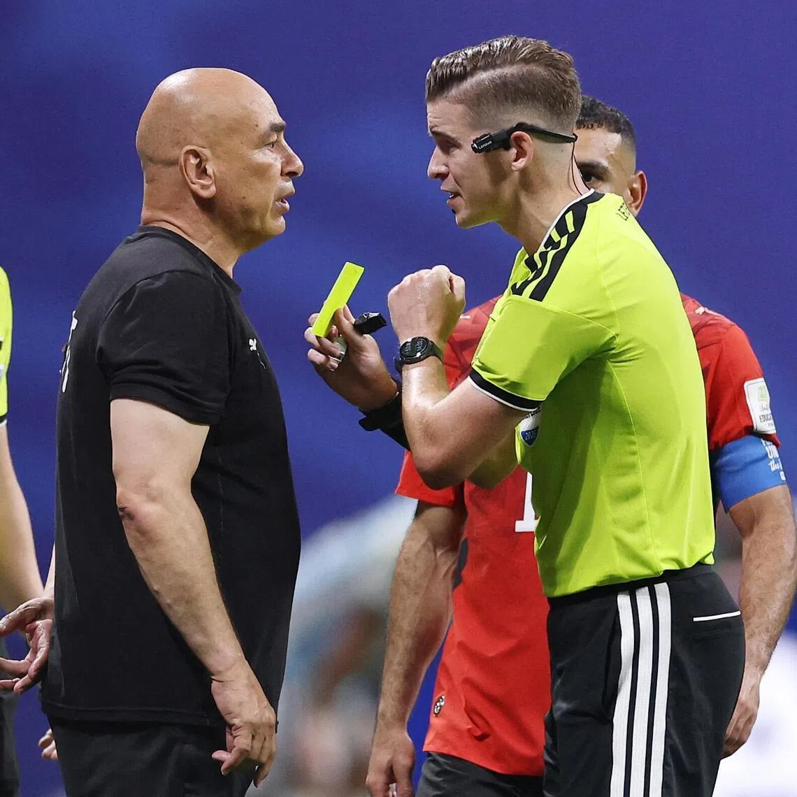 ATLANTA, GEORGIA - JULY 07: Referee Francois Letexier shows a yellow card to Hossam Hassan, Head Coach of Egypt, during the FIFA World Cup 2026 Round of 16 match between Argentina and Egypt at Atlanta Stadium on July 07, 2026 in Atlanta, Georgia.   Buda Mendes/Getty Images/AFP (Photo by Buda Mendes / GETTY IMAGES NORTH AMERICA / Getty Images via AFP)