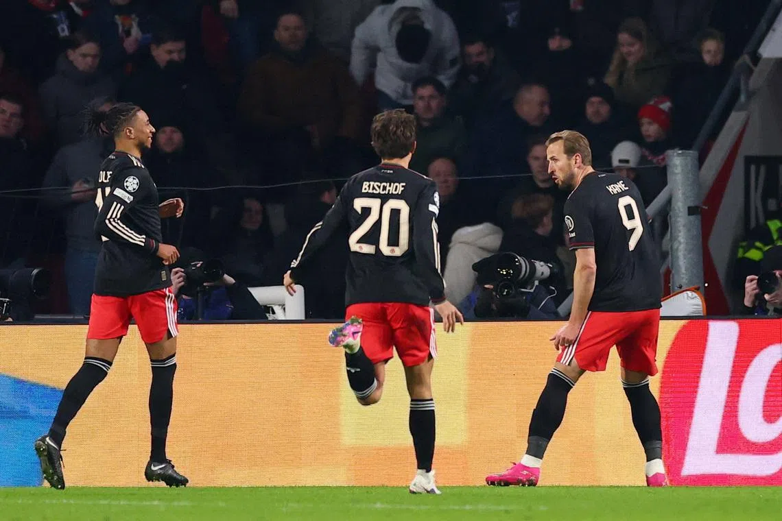 Soccer Football - UEFA Champions League - PSV Eindhoven v Bayern Munich - Philips Stadion, Eindhoven, Netherlands - January 28, 2026 Bayern Munich's Harry Kane celebrates scoring their second goal with Tom Bischof and Michael Olise REUTERS/Piroschka Van De Wouw