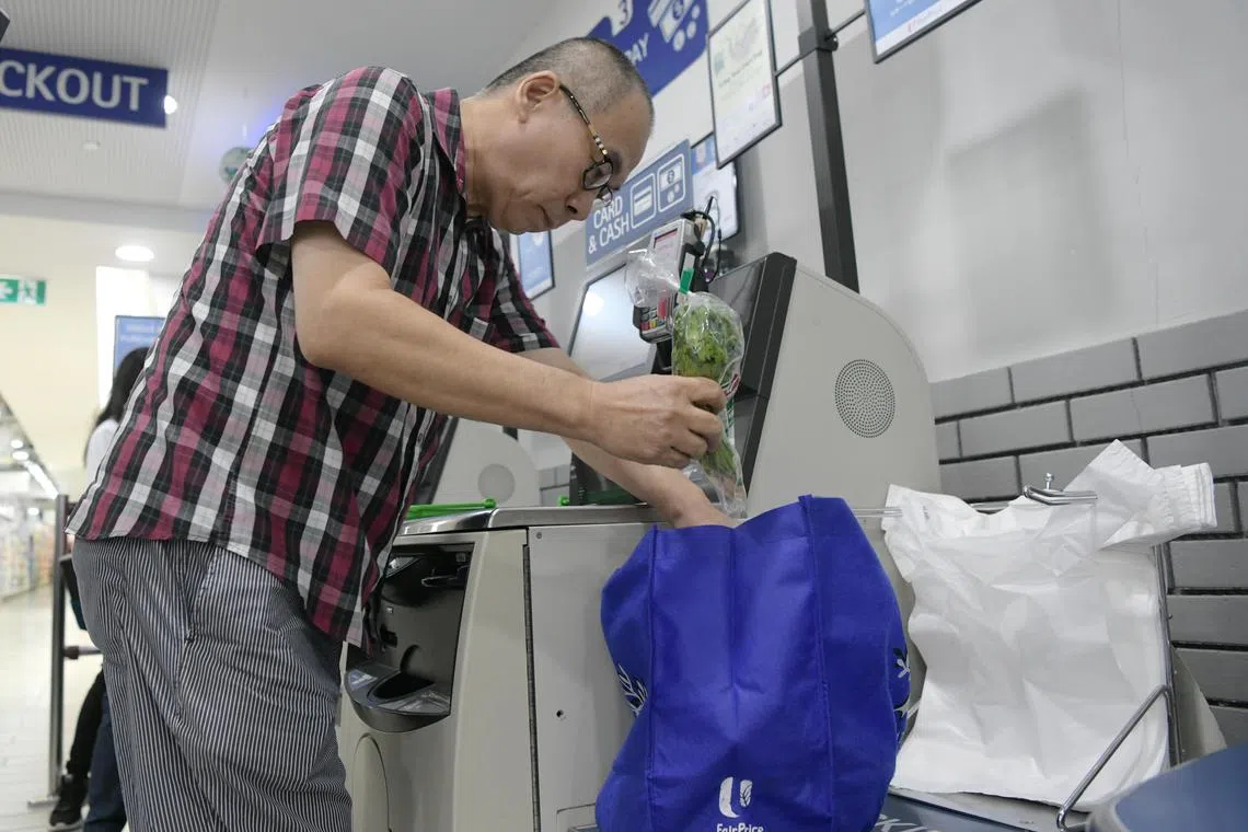 ST20230703_202379777669/lhbagcharge03/Shintaro Tay/Lynda Hong/

From July 3, customers at all major supermarkets are required to pay 5 cents for a plastic bag. To observe the start of the  bag charge implementation, Senior Minister of State for Sustainability and the Environment Dr Amy Khor, visited a NTUC Fairprice outlet at Northpoint City.