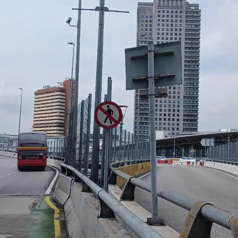hzcauseway - 'No pedestrian’ signs installed on the Johor side of the Causeway, highlighting restrictions on walking along the land crossing.
Credit: Malaysian Highway Authority