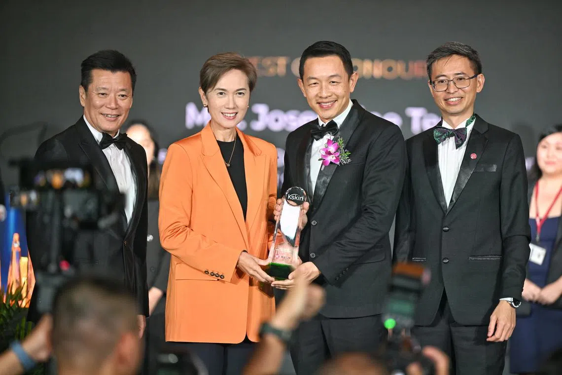 Minister for Digital Development and Information Josephine Teo presenting the Promising Brands award to Kskin co-founder Samuel Pei. With them are Lianhe Zaobao editor Goh Sin Teck (left) and Association of Small and Medium Enterprises president Ang Yuit.