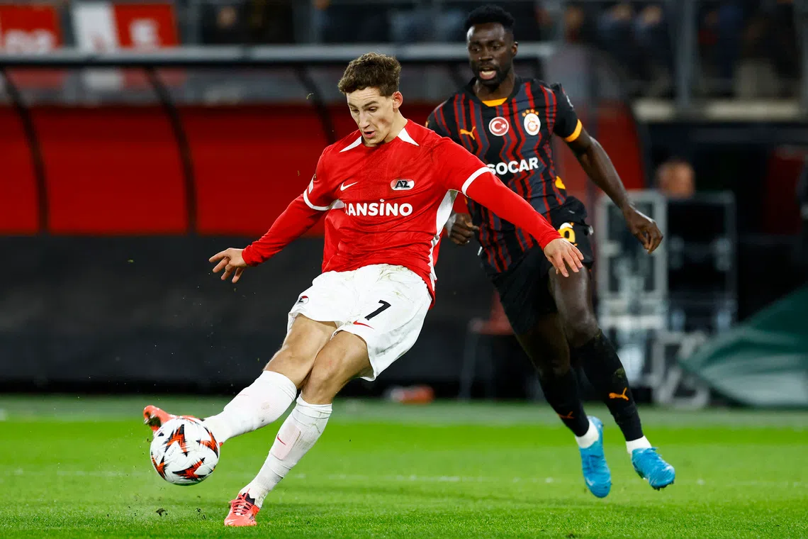 Soccer Football - Europa League - AZ Alkmaar v Galatasaray - AFAS Stadium, Alkmaar, Netherlands - November 28, 2024 AZ Alkmaar's Ruben Van Bommel in action with Galatasaray's Davinson Sanchez REUTERS/Piroschka Van De Wouw