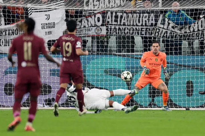 Futebol de futebol - Liga dos Campeões - Juventus contra Manchester City - Allianz Stadium, Turim, Itália - 11 de dezembro de 2024 Juventus 'Weston McKennie marca seu segundo gol Reuters/Claudia Greco