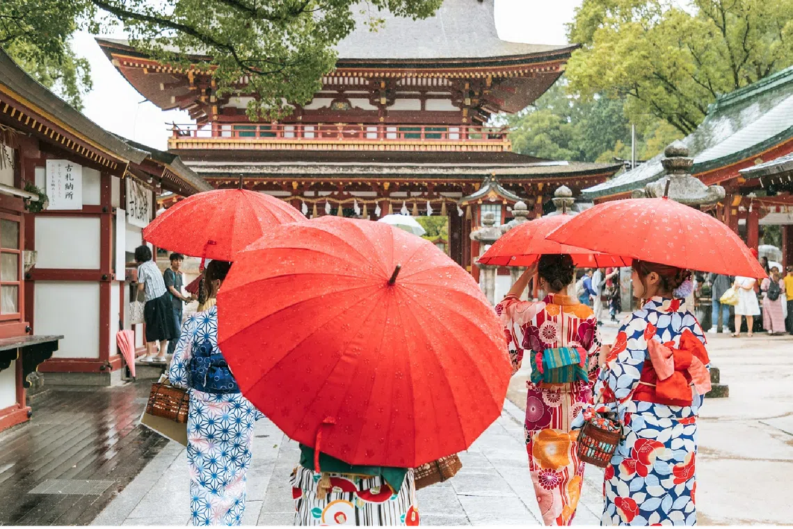 photo-tourist-dazaifu-tenmangu-shrine-fukuoka-japan-detour-destination-tokyo