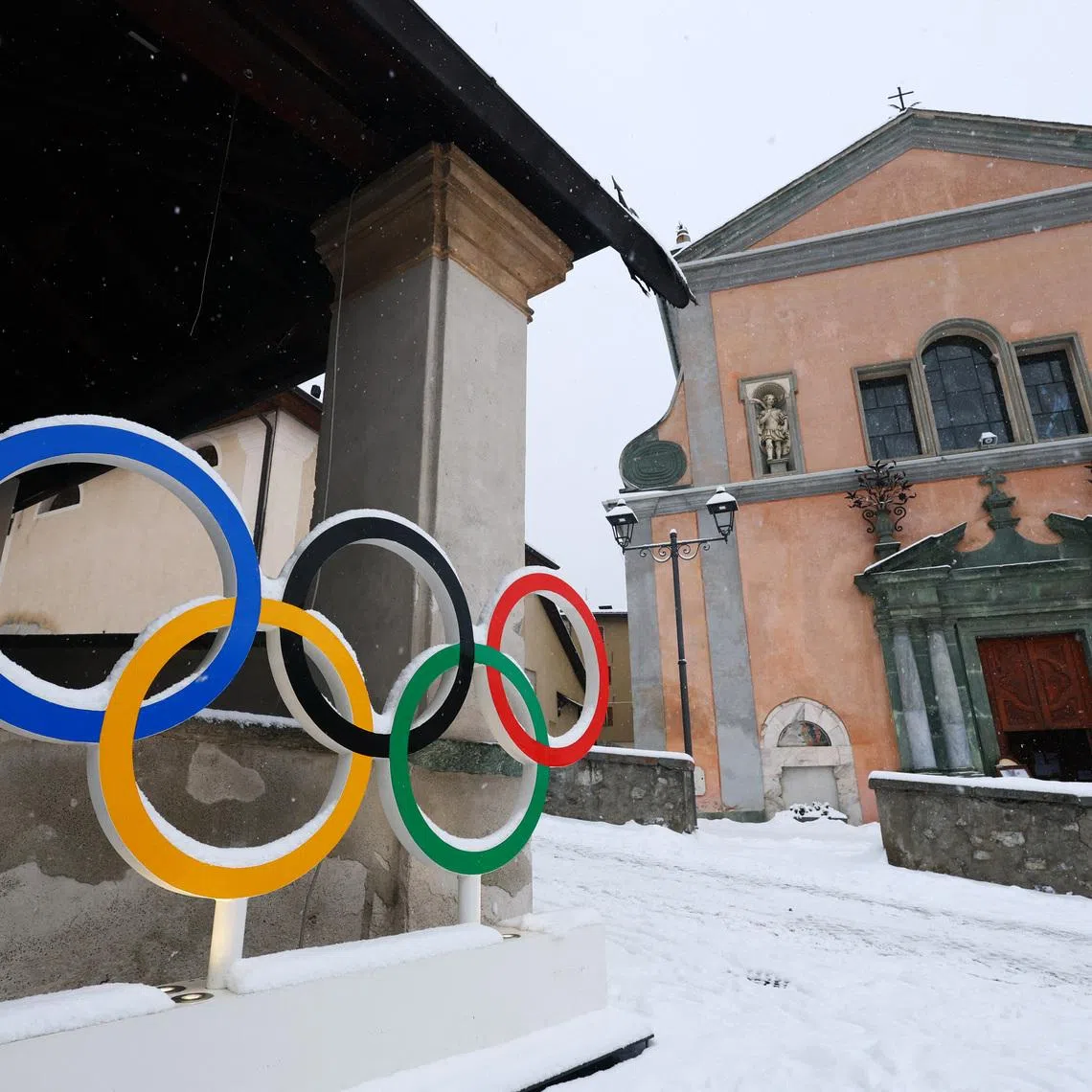 Milano Cortina 2026 Winter Olympics - Ski Mountaineering - Bormio, Italy - February 3, 2026 General view of the Olympic rings at the Piazza Cavour in Bormio REUTERS/Denis Balibouse