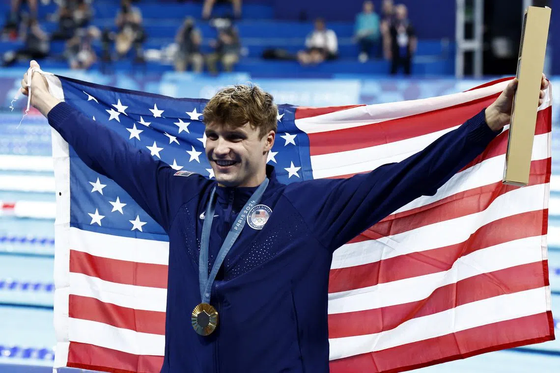 Paris 2024 Olympics - Swimming - Men's 1500m Freestyle Victory Ceremony - Paris La Defense Arena, Nanterre, France - August 04, 2024. Gold medallist Bobby Finke of United States celebrates with a medal. REUTERS/Clodagh Kilcoyne