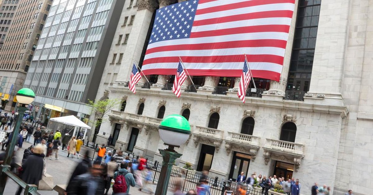 Wall St indexes advance with boost from chips, Iran optimism