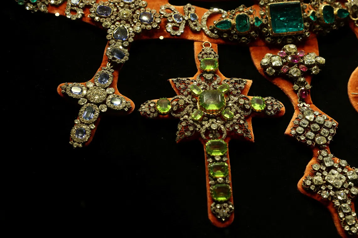 A necklace with emeralds and rubies, from the \"Treasure of San Gennaro\", whose gemstones have been catalogued for their unique internal \"fingerprints,\" is displayed at the Museum of the Treasure of San Gennaro in Naples, Italy October 23, 2025. REUTERS/Ciro De Luca