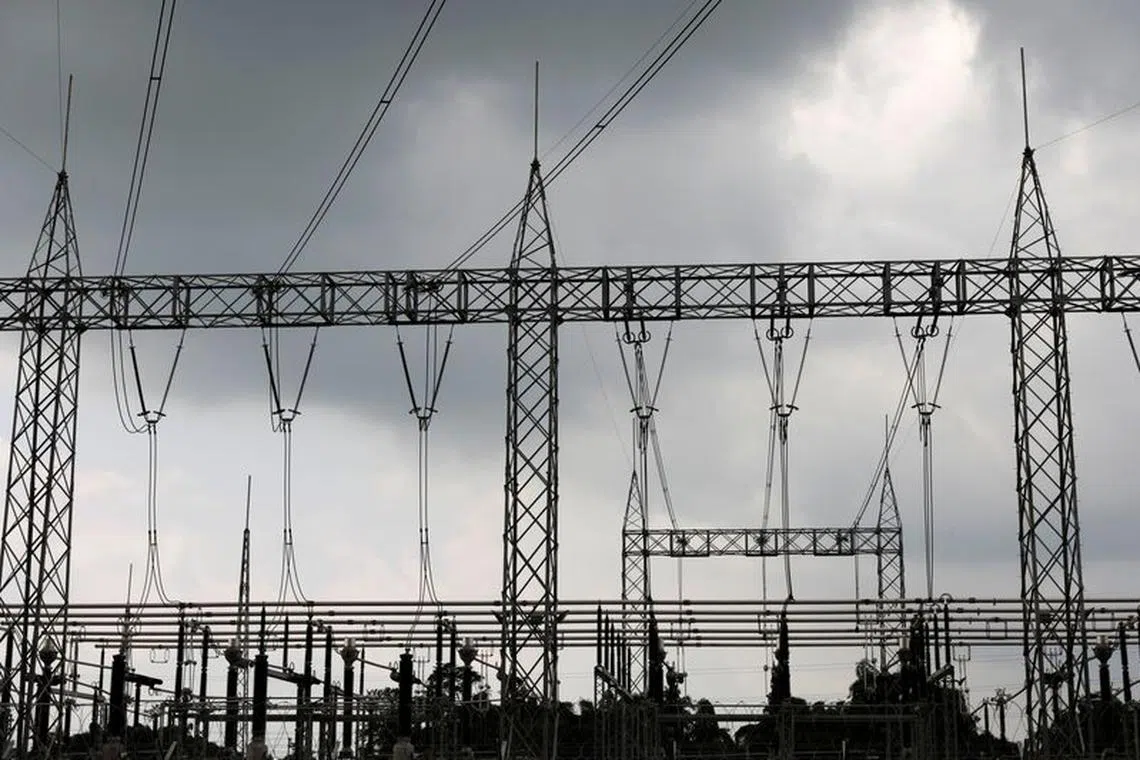 High-tension electrical power lines are seen at the Azura-Edo Independent Power Plant (IPP) on the outskirt of Benin City in Edo state, Nigeria June 13, 2018. Picture taken June 13, 2018. REUTERS/Akintunde Akinleye/File photo