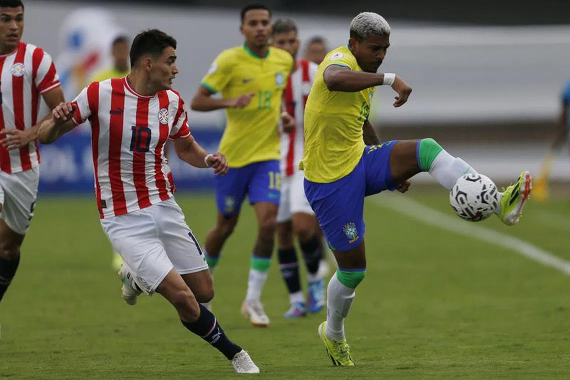 Soccer Football - South America Olympic Games Qualifiers - Brazil v Paraguay - Estadio Brigido Iriarte, Caracas - February 5, 2024 Paraguay's Wilder Viera in action with Brazil's John Kennedy REUTERS/Leonardo Fernandez Viloria