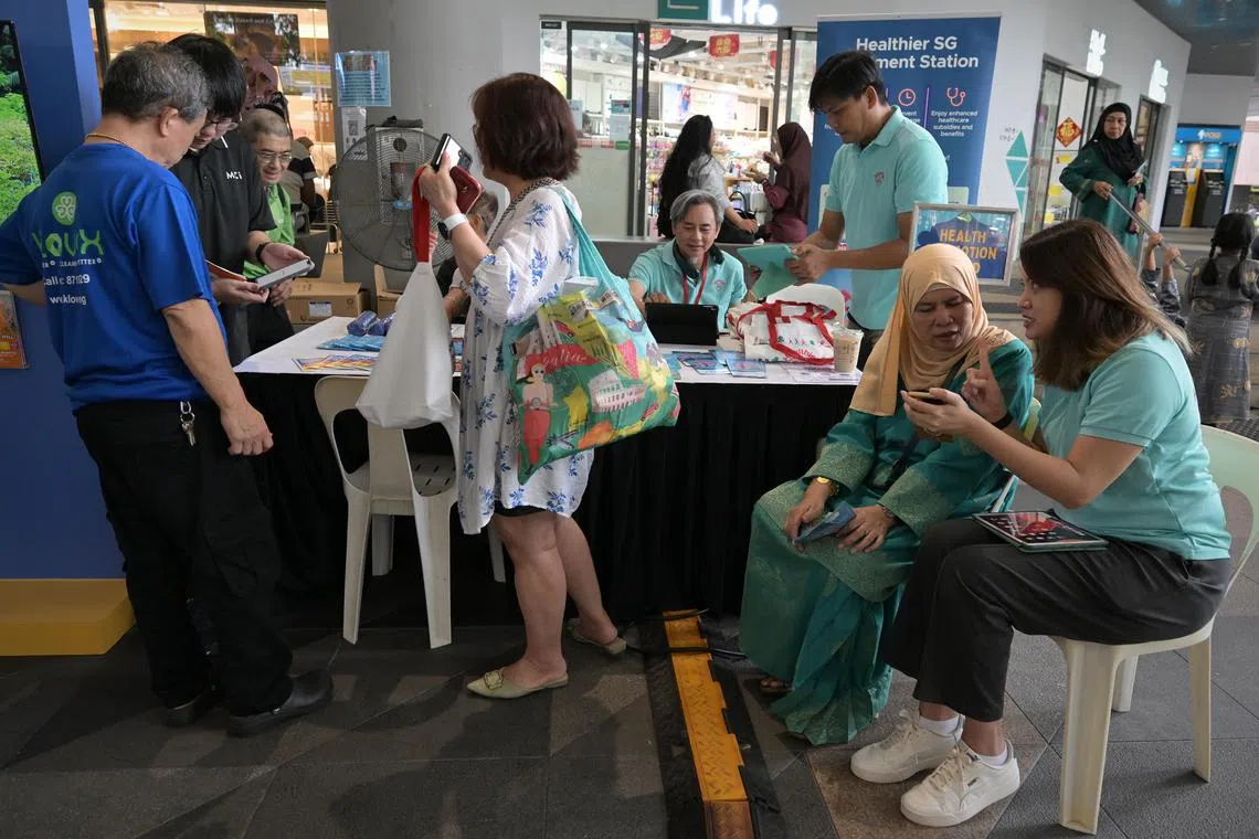 zyraya04/ST20240504_202421791023/Ng Sor Luan/Residents at the Woodlands Town Hari Raya Open House & Gema Syawal Health Promotion Board (HPB) booth to find out more about preventive care measures and the Healthier SG program.