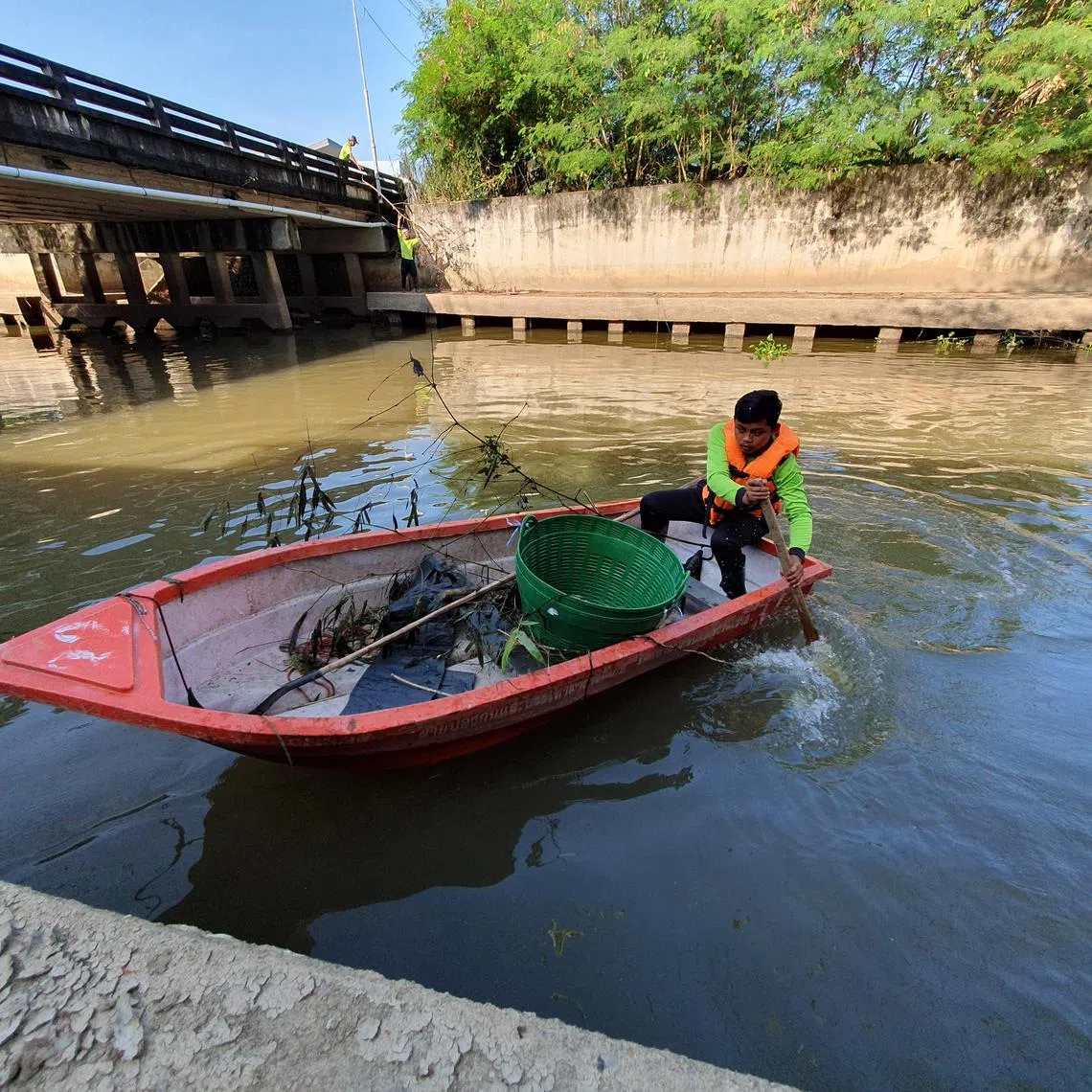 hyplastic - Under Nakhon Si Thammarat city's programme to reduce trash leakage, municipal workers remove trash for the city's canals every day.

Byline: Tan Hui Yee