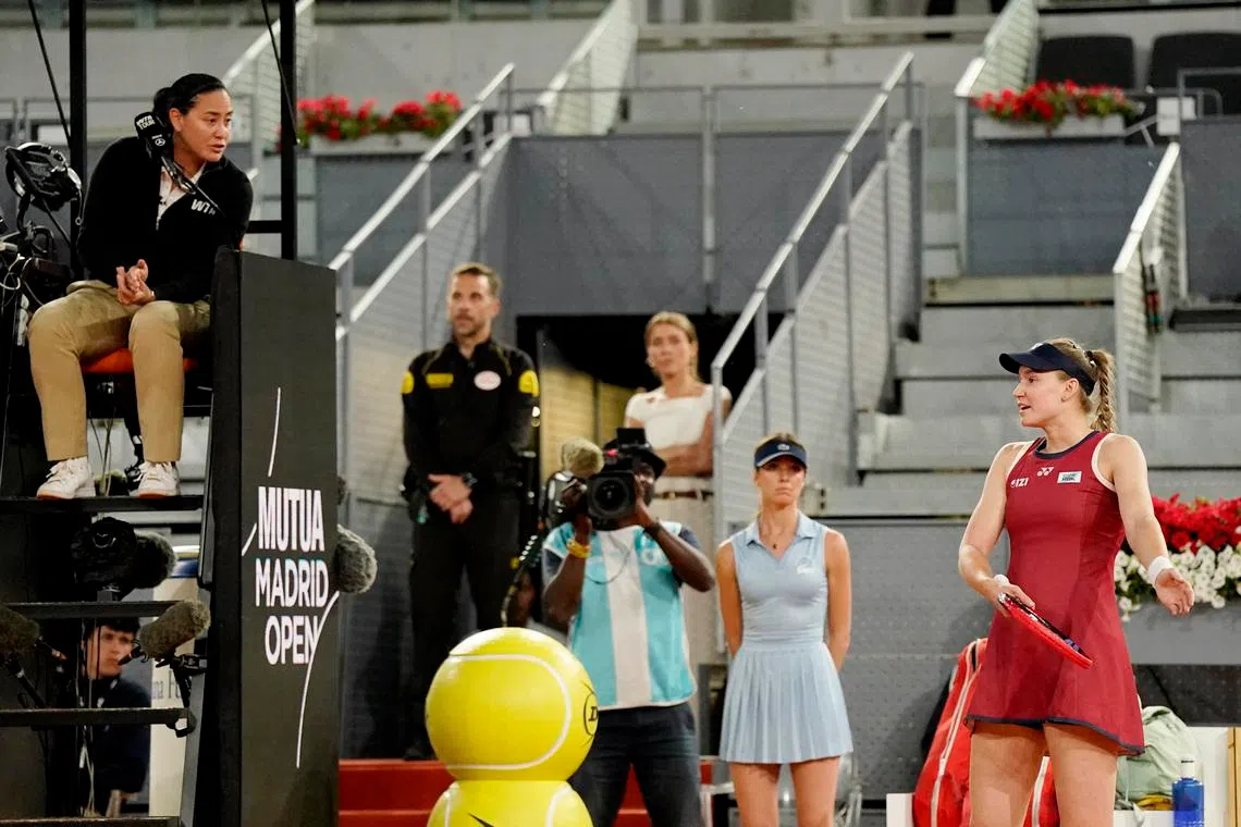 Tennis - Madrid Open - Park Manzanares, Madrid, Spain - April 26, 2026  Kazakhstan's Elena Rybakina talks to the chair umpire during her round of 32 match against China's Qinwen Zheng REUTERS/Ana Beltran