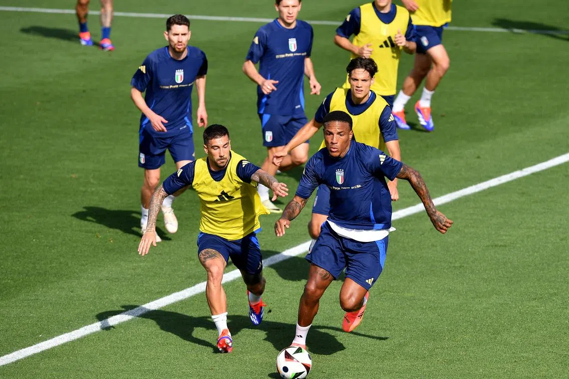 FILE PHOTO: Soccer Football - Euro 2024 - Italy Training - National Training Centre, Coverciano, Italy - May 31, 2024  Italy's Michael Folorunsho and Mattia Zaccagni during training REUTERS/Jennifer Lorenzini/File Photo