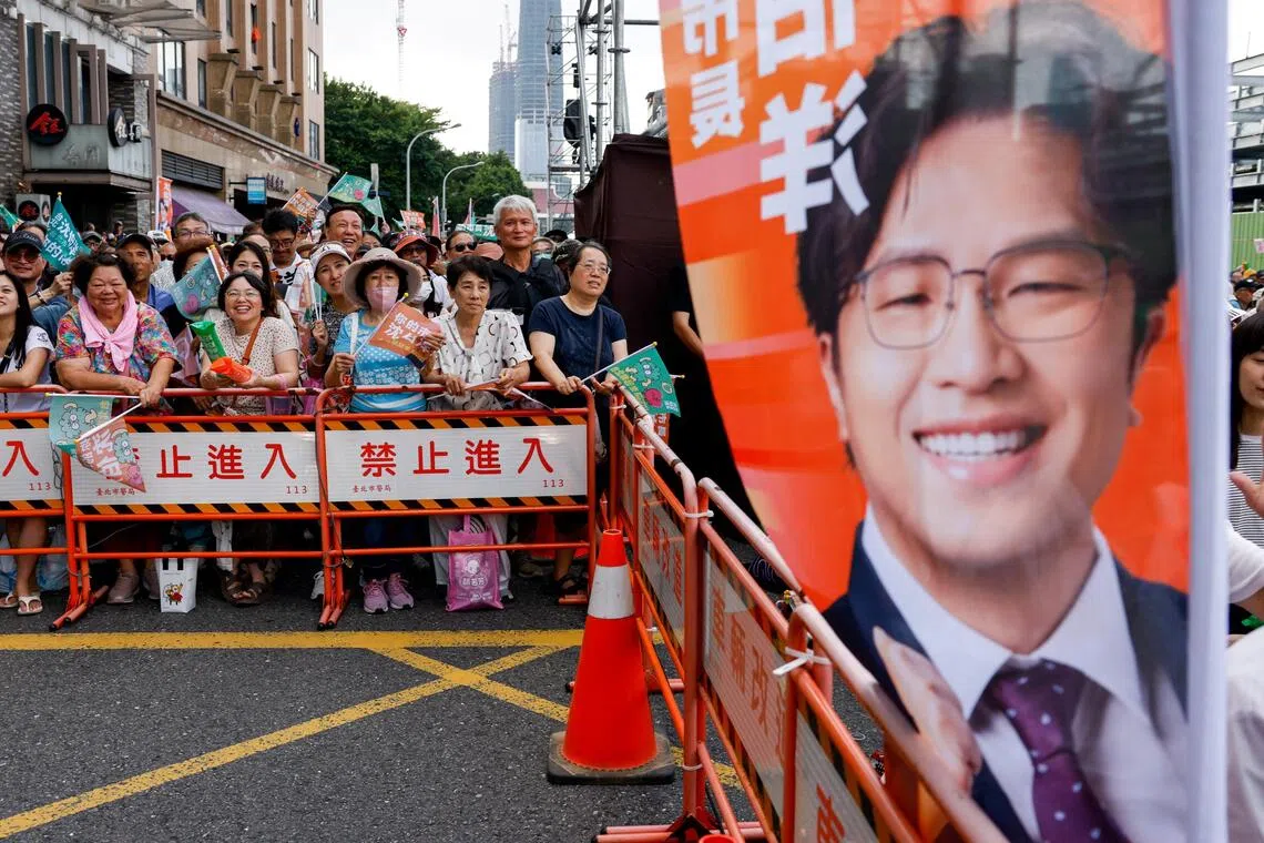 Supporters crowd the opening of Democratic Progressive Party Taipei mayoral candidate Puma Shen’s campaign headquarters in Taipei on Oct 4.