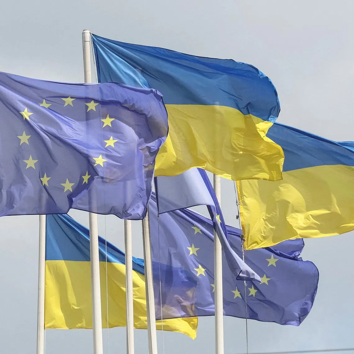 FILE PHOTO: Ukrainian and European flags fly, amid Russia's attack on Ukraine, in central Kyiv, Ukraine August 11, 2025. REUTERS/Gleb Garanich/File Photo