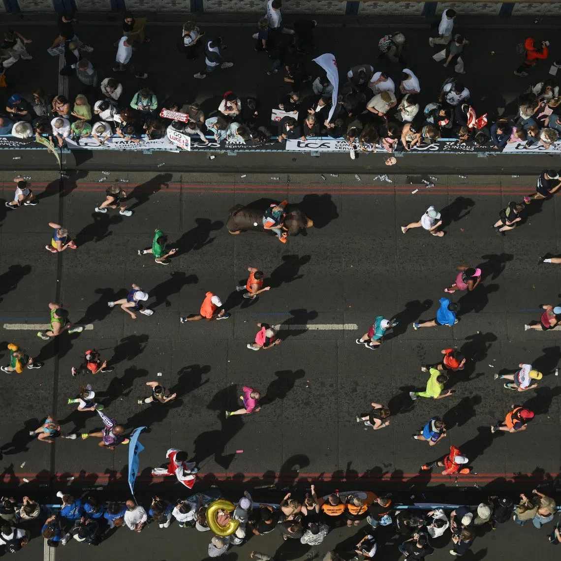 Athletics - London Marathon - London, Britain - April 26, 2026 General view of runners and spectators on Tower Bridge during the marathon REUTERS/Jaimi Joy