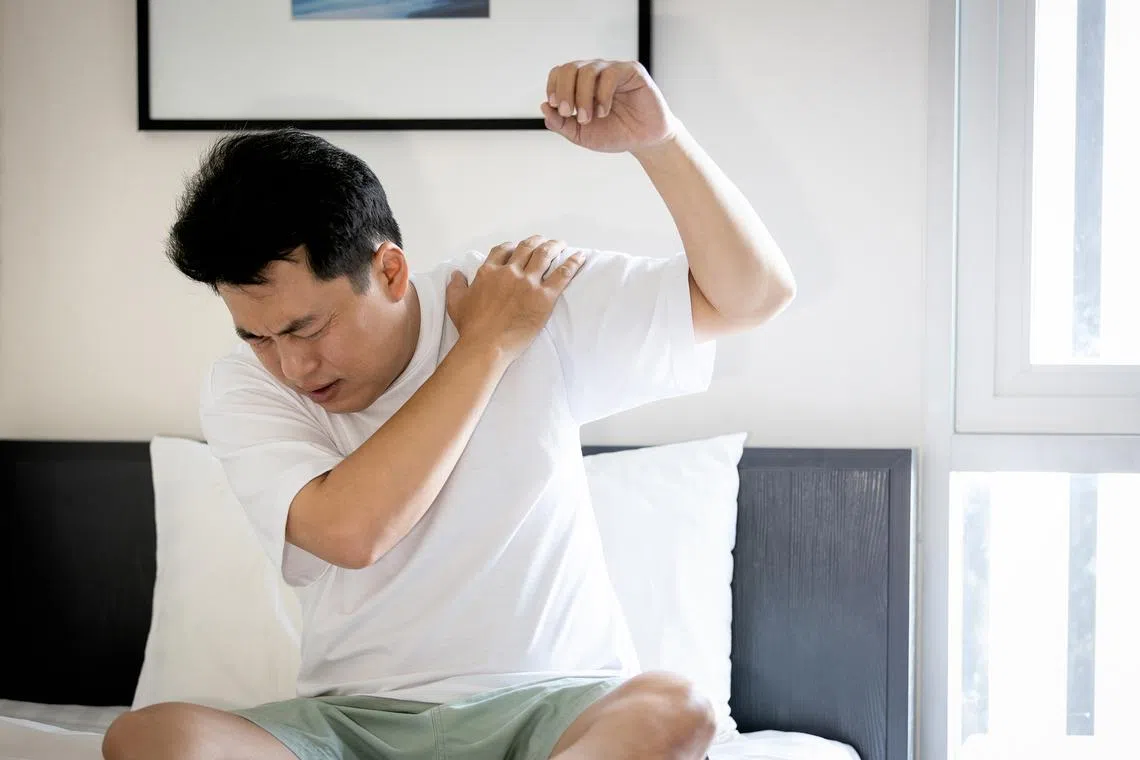 A frozen shoulder affects a patient’s range of motion. Physiotherapy can help.