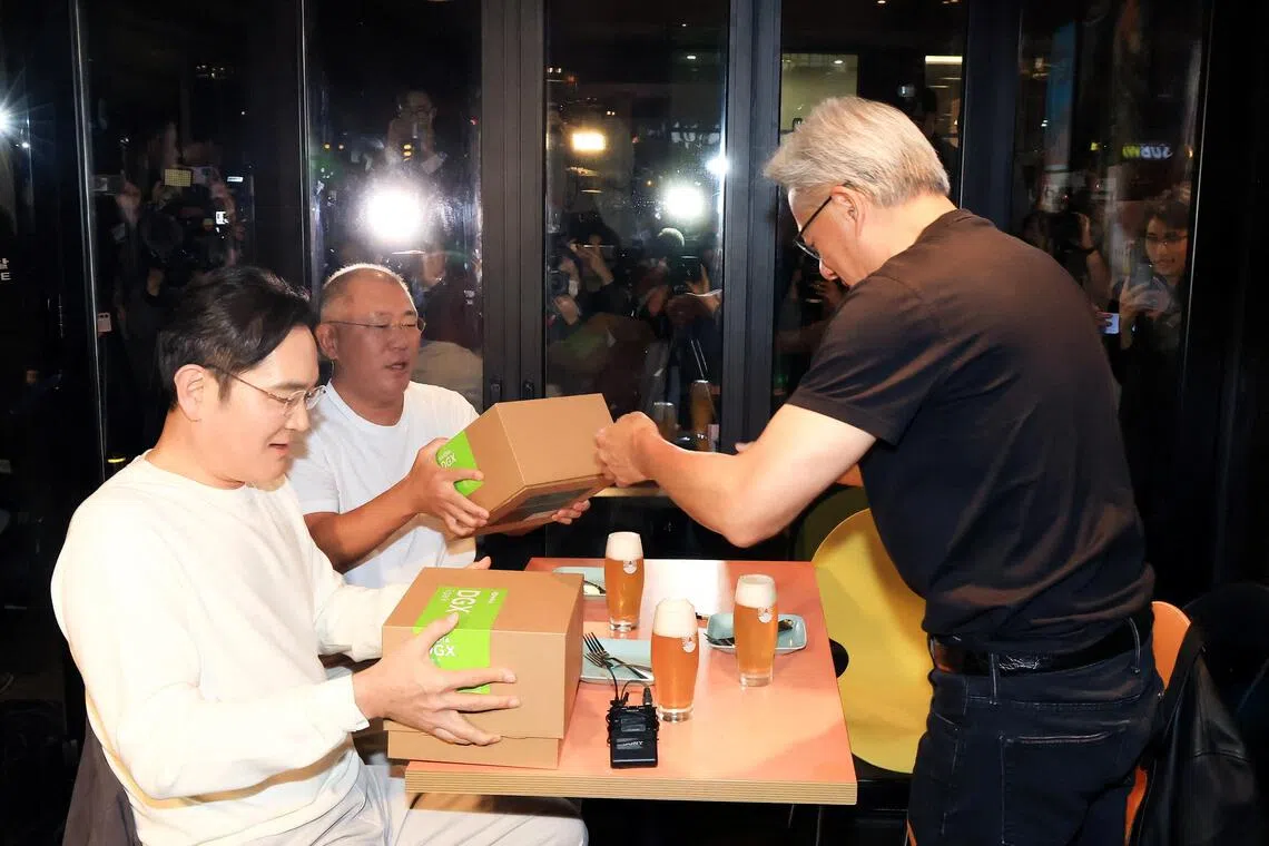 Jensen Huang hands gifts to Samsung's Lee Jae-yong and Hyundai's Chung Eui-sun over dinner at a Seoul restaurant.