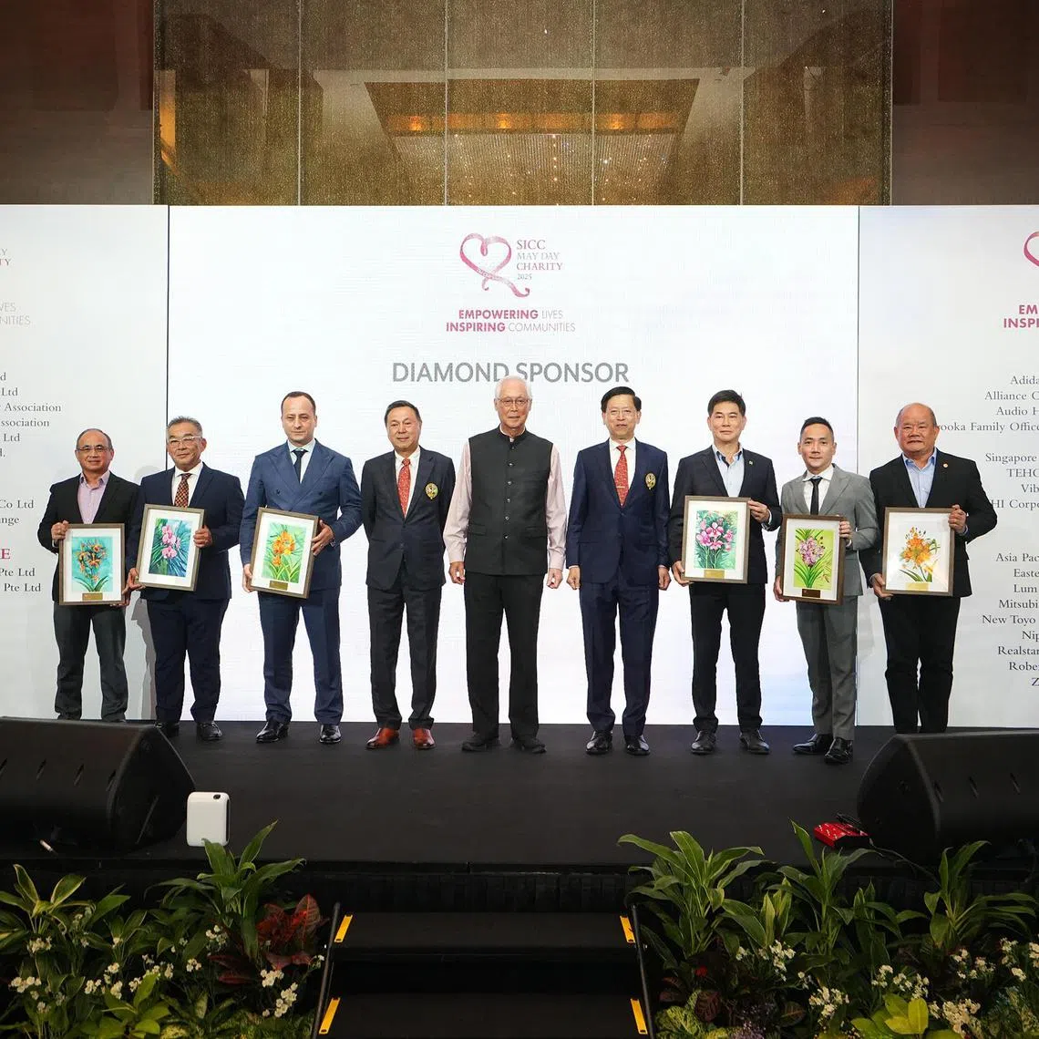 Emeritus Senior Minister Goh Chok Tong with SICC Chairman Mr Neo Kian Hong (fourth from the right), May Day Charity Organising Committee Chairman and SICC Club Captain Mr How Seen Yong (fourth from the left) with representatives from sponsors 
