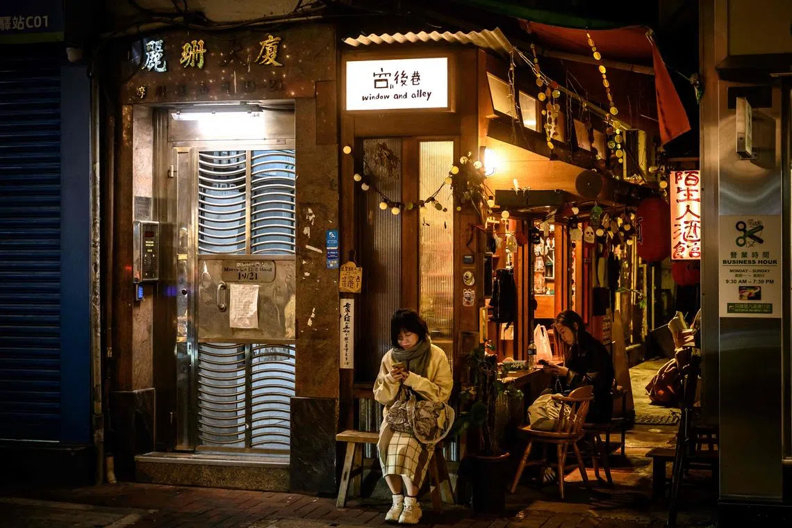 People in Hong Kong, particularly the elderly and those with chronic illnesses, were reminded to take appropriate measures to protect their health amid the cold weather.