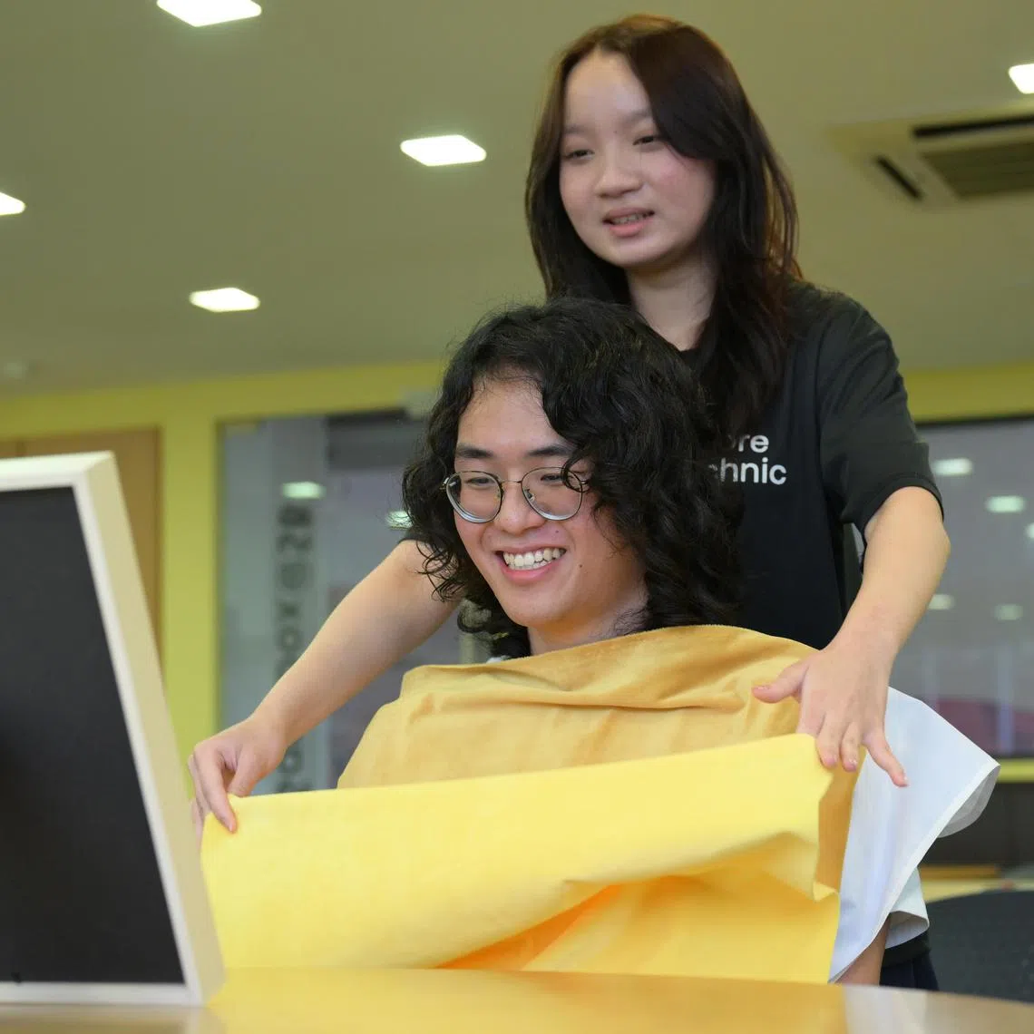 dlcolour/ST20250124_202584000693/Ng Sor Luan/Reporter Dillon Loh getting a colour analysis session with founder of House of Hues, Ong Jing Ting, 19.

