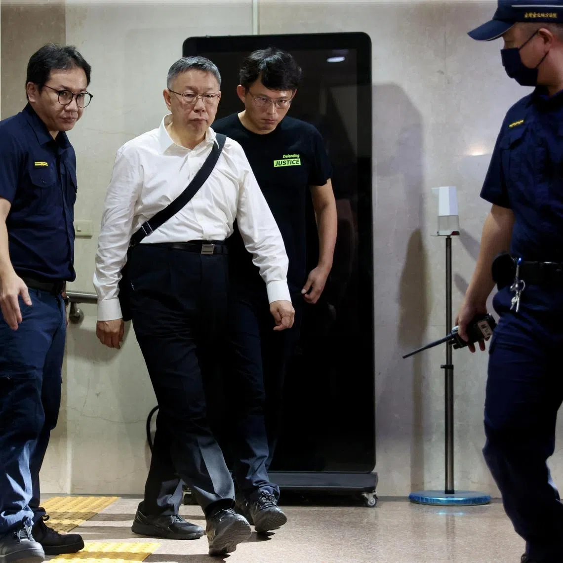 epa11578815 Former Taipei city mayor Ko Wen-je(C),  escorted by police officers as he leaves Taipei city District Court, in Taipei, Taiwan, 02 September 2024. Ko was released in the early morning of 02 September after the court found him not guilty of the charges submitted by the prosecutor. Ko Wen-je, who served as the mayor of Taipei from 2014 to 2022 and is the chairman of the Taiwan People’s Party (TPP), was arrested early on 31 August as part of a corruption investigation related to a major property development in Taipei. His detention followed a raid by investigators on his home and the party's headquarters on 30 August, where he was questioned for several hours, according to the TPP.  EPA-EFE/RITCHIE B. TONGO
